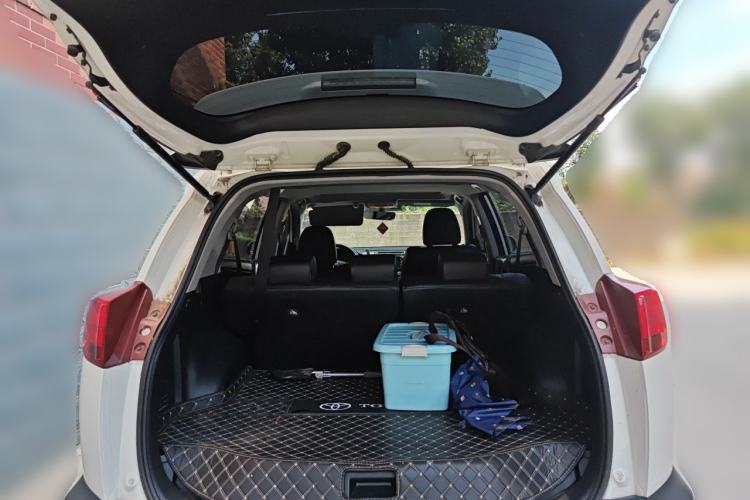Used Toyota RAV4 2015 2.0L CVT Four-Wheel Drive New Edition Trunk