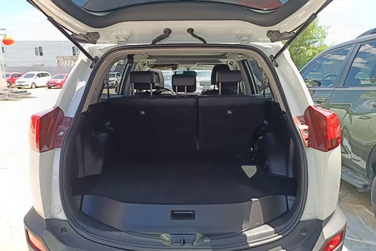 Used Toyota RAV4 2015 2.5L Automatic 4x4 Elite Edition Trunk