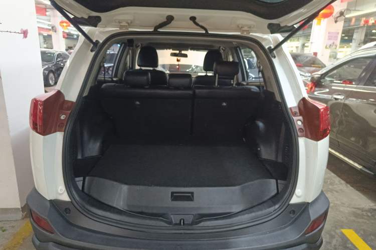 Used Toyota RAV4 2015 2.0L CVT Two-Wheel Drive Fashion Edition Trunk