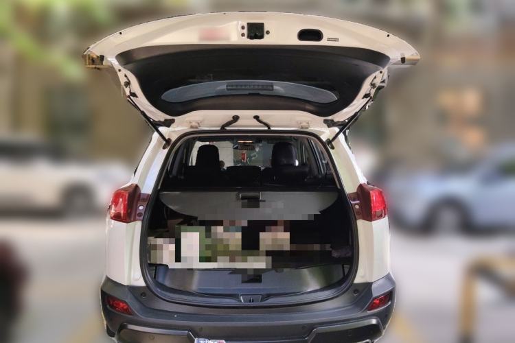 Used Toyota RAV4 2015 2.0L CVT Two-Wheel Drive Fashion Edition Trunk
