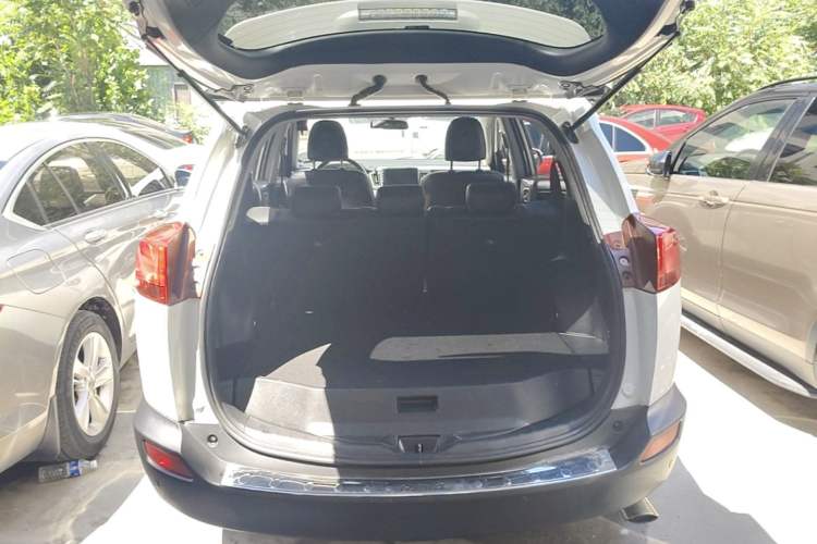Used Toyota RAV4 2015 2.0L CVT Two-Wheel Drive Fashion Edition Trunk