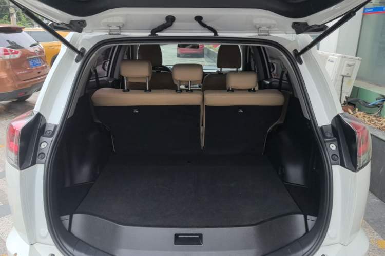 Used Toyota RAV4 2015 2.0L CVT Two-Wheel Drive Fashion Edition Trunk