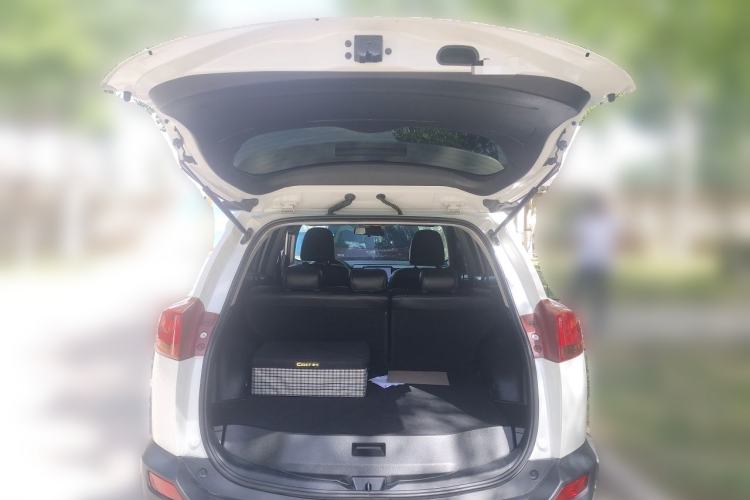 Used Toyota RAV4 2015 2.0L CVT Two-Wheel Drive Fashion Edition Trunk