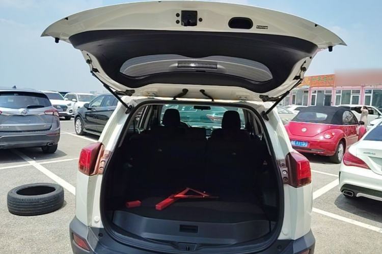 Used Toyota RAV4 2015 2.0L CVT Two-Wheel Drive Fashion Edition Trunk