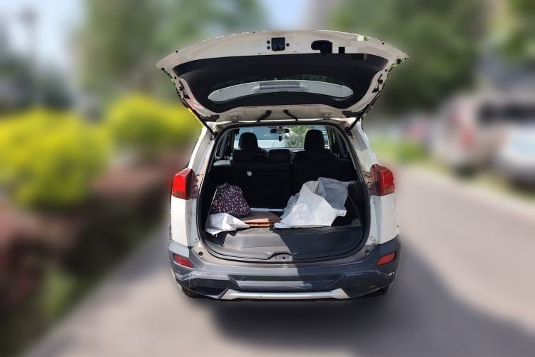 Used Toyota RAV4 2015 2.0L CVT Two-Wheel Drive Fashion Edition Trunk