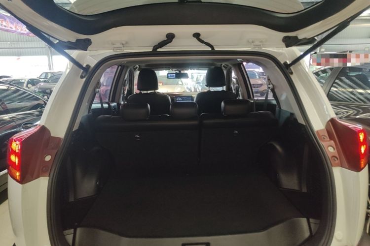 Used Toyota RAV4 2015 2.0L CVT Two-Wheel Drive Fashion Edition Trunk