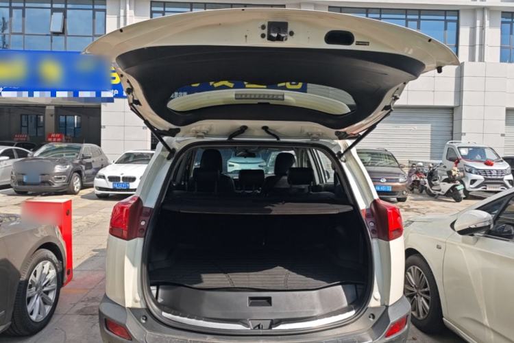 Used Toyota RAV4 2015 2.0L CVT Two-Wheel Drive Fashion Edition Trunk