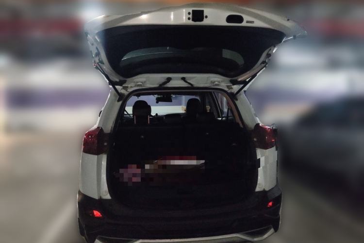 Used Toyota RAV4 2015 2.0L CVT Two-Wheel Drive Fashion Edition Trunk