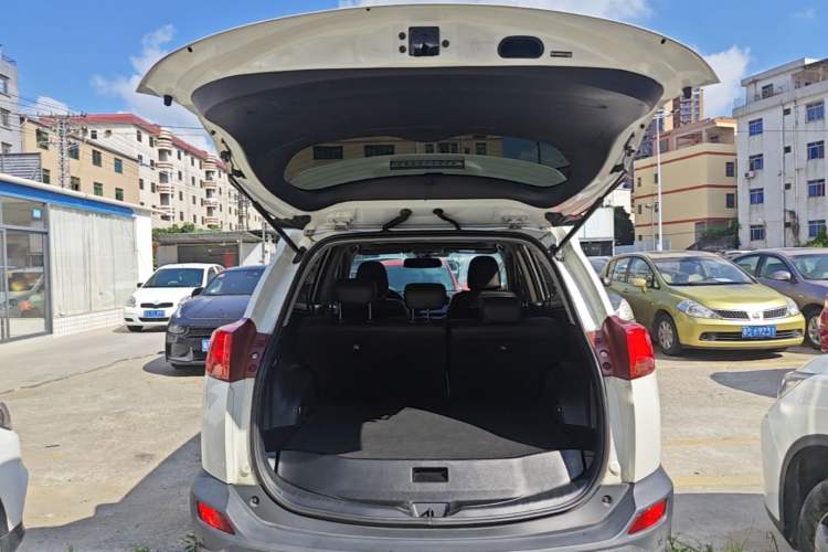Used Toyota RAV4 2015 2.0L CVT Two-Wheel Drive Fashion Edition Trunk