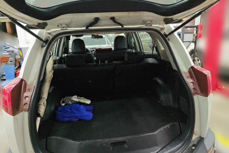 Used Toyota RAV4 2015 2.0L CVT Two-Wheel Drive Fashion Edition Trunk