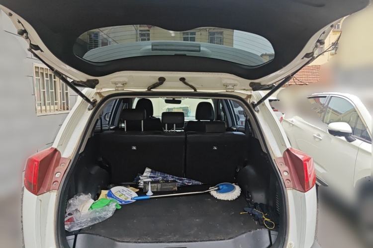 Used Toyota RAV4 2015 2.0L CVT Four-Wheel Drive New Edition Trunk