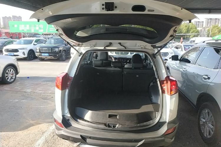 Used Toyota RAV4 2015 2.0L CVT Two-Wheel Drive Fashion Edition Trunk
