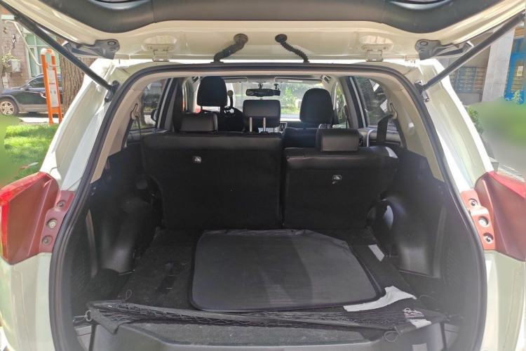 Used Toyota RAV4 2015 2.5L Automatic 4x4 Elite Edition Trunk