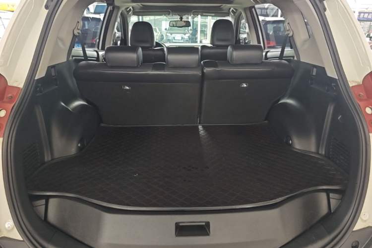 Used Toyota RAV4 2015 2.5L Automatic 4x4 Elite Edition Trunk