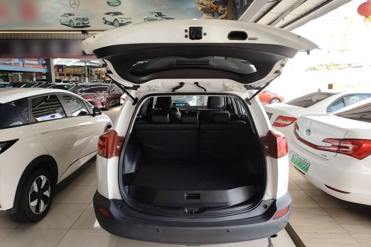 Used Toyota RAV4 2015 2.0L CVT Two-Wheel Drive Fashion Edition Trunk
