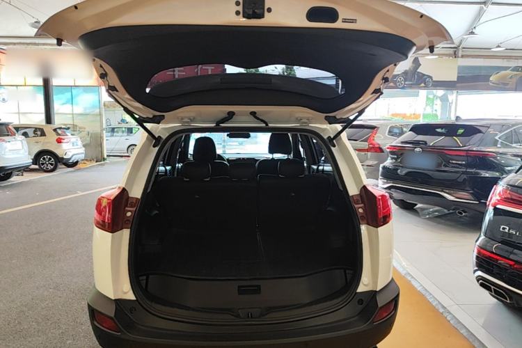 Used Toyota RAV4 2015 2.0L CVT Two-Wheel Drive Fashion Edition Trunk