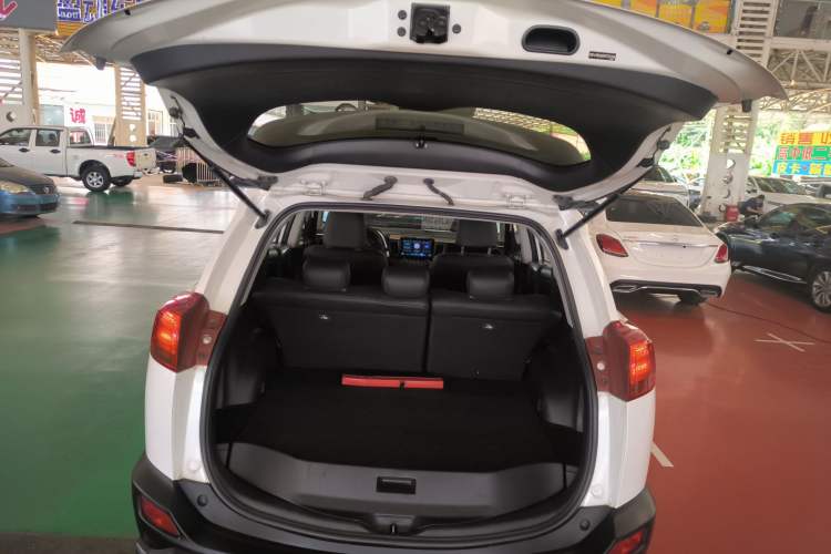 Used Toyota RAV4 2015 2.0L CVT Two-Wheel Drive Fashion Edition Trunk