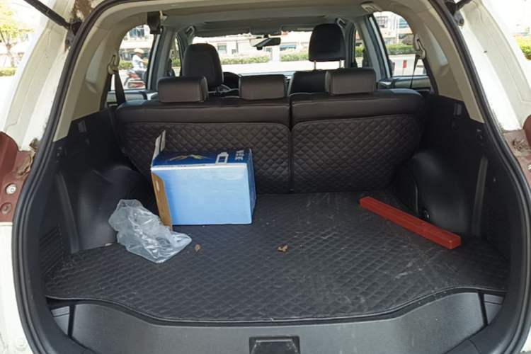Used Toyota RAV4 2015 2.0L CVT Four-Wheel Drive New Edition Trunk