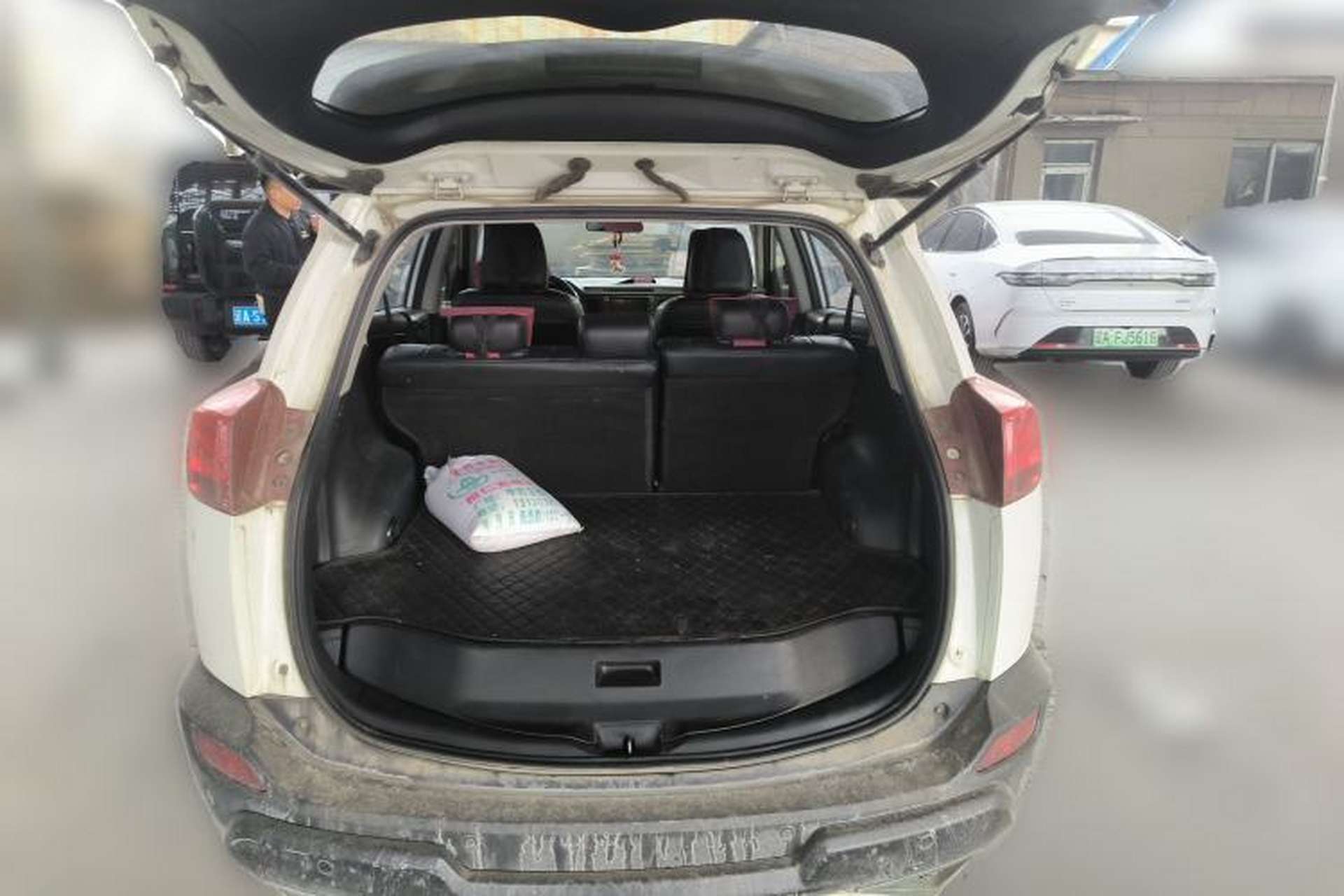 Used Toyota RAV4 2015 2.0L CVT Two-Wheel Drive Fashion Edition Trunk
