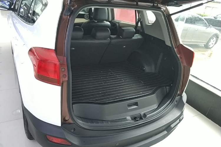Used Toyota RAV4 2015 2.0L CVT Two-Wheel Drive Fashion Edition Trunk