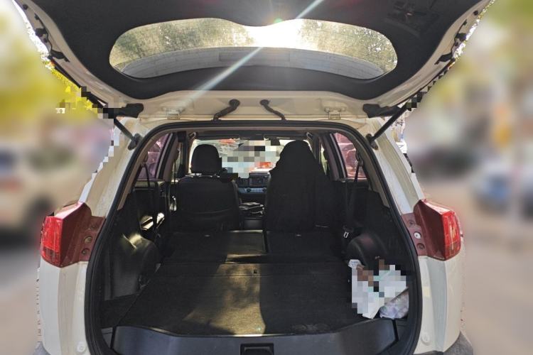 Used Toyota RAV4 2015 2.0L CVT Two-Wheel Drive Fashion Edition Trunk