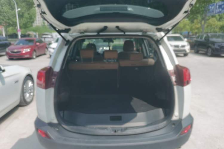 Used Toyota RAV4 2015 2.0L CVT Two-Wheel Drive Fashion Edition Trunk