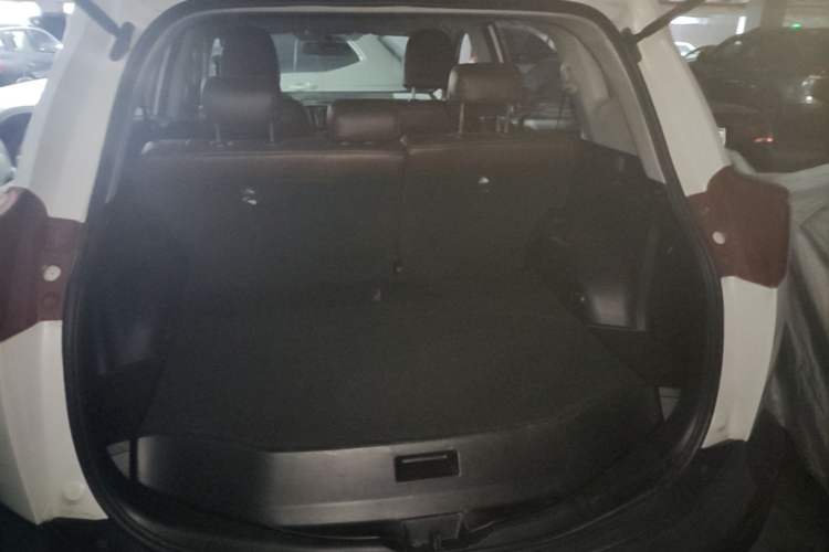 Used Toyota RAV4 2015 2.0L CVT Two-Wheel Drive Fashion Edition Trunk