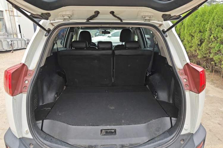 Used Toyota RAV4 2015 2.0L CVT Two-Wheel Drive Fashion Edition Trunk