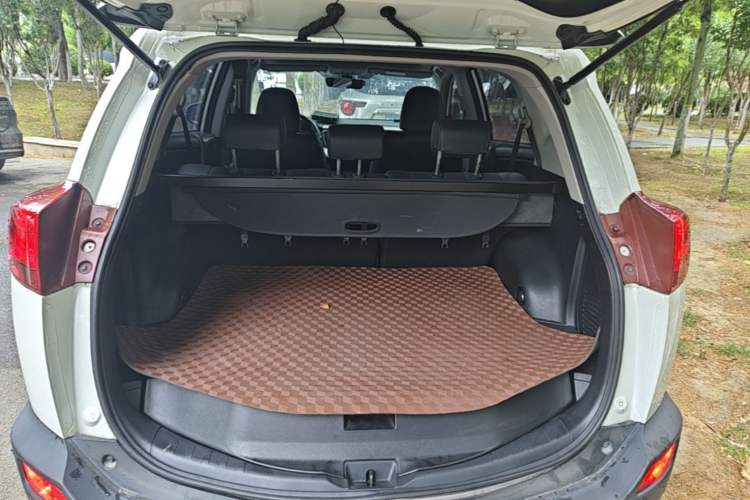 Used Toyota RAV4 2015 2.0L CVT Four-Wheel Drive New Edition Trunk