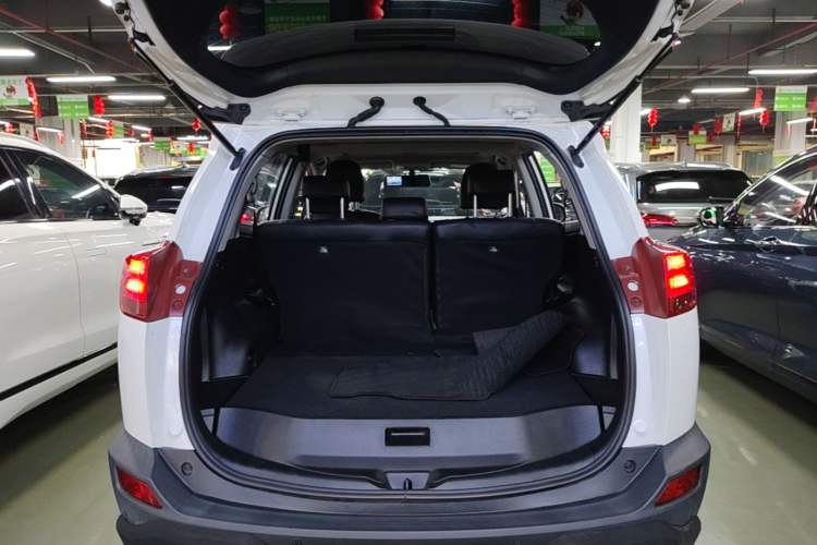 Used Toyota RAV4 2015 2.0L CVT Two-Wheel Drive Fashion Edition Trunk