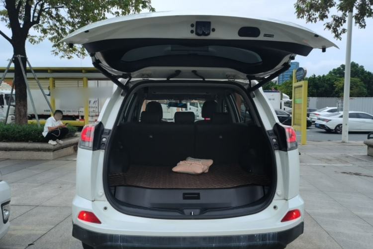Used Toyota RAV4 2015 2.0L CVT Two-Wheel Drive Fashion Edition Trunk