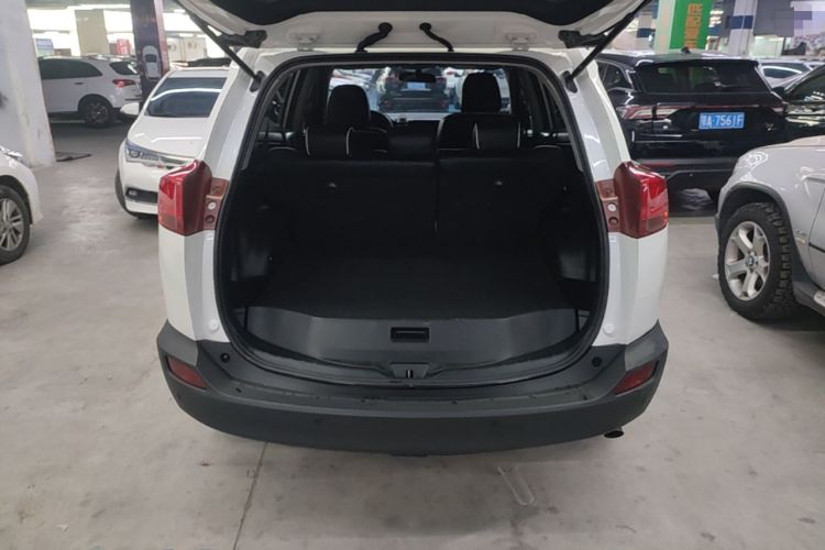 Used Toyota RAV4 2015 2.0L CVT Two-Wheel Drive Fashion Edition Trunk