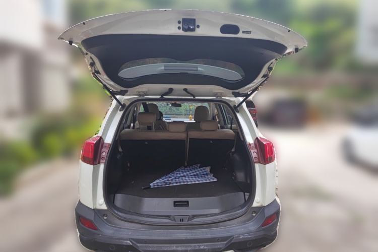 Used Toyota RAV4 2015 2.0L CVT Two-Wheel Drive Fashion Edition Trunk