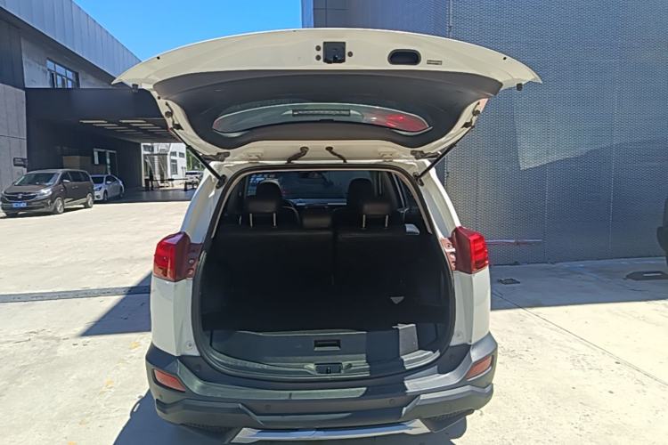 Used Toyota RAV4 2015 2.0L CVT Two-Wheel Drive Fashion Edition Trunk