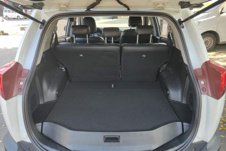 Used Toyota RAV4 2015 2.0L CVT Two-Wheel Drive Fashion Edition Trunk