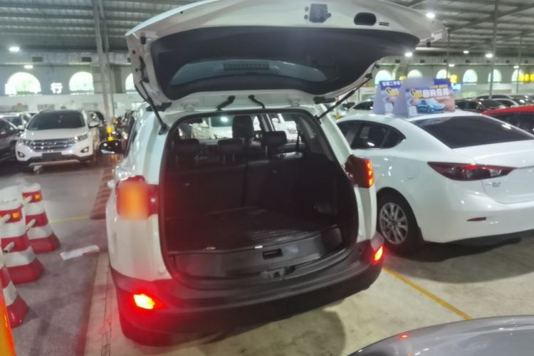Used Toyota RAV4 2015 2.0L CVT Two-Wheel Drive Fashion Edition Trunk