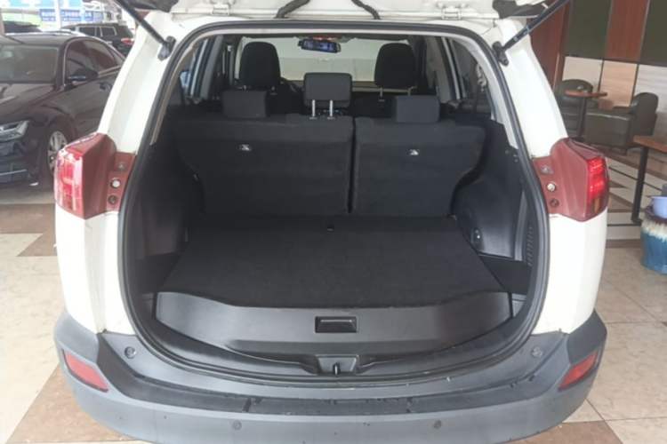 Used Toyota RAV4 2015 2.0L CVT Two-Wheel Drive Fashion Edition Trunk