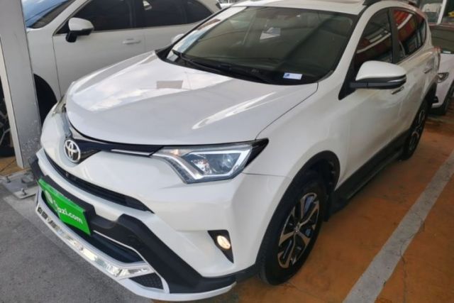 Toyota RAV4 2015 2.0L CVT Two-Wheel Drive Fashion Edition مستعملة