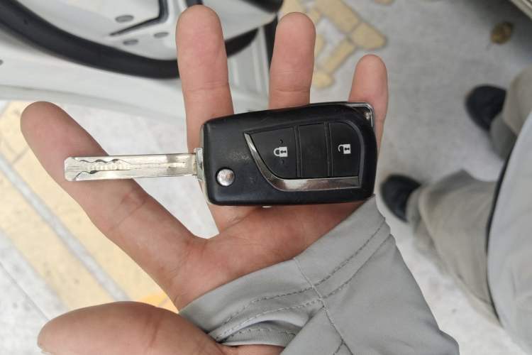 Used Toyota RAV4 2015 2.0L CVT Two-Wheel Drive Fashion Edition Vehicle Key