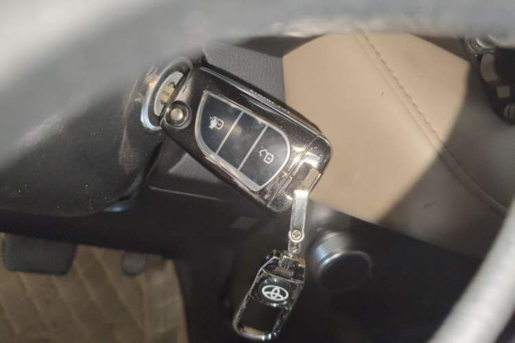 Used Toyota RAV4 2015 2.0L CVT Two-Wheel Drive Fashion Edition Vehicle Key