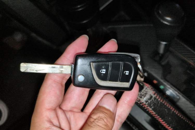 Used Toyota RAV4 2015 2.0L CVT Two-Wheel Drive Fashion Edition Vehicle Key