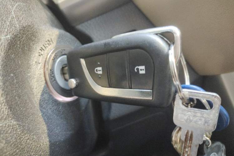 Used Toyota RAV4 2015 2.0L CVT Two-Wheel Drive Fashion Edition Vehicle Key