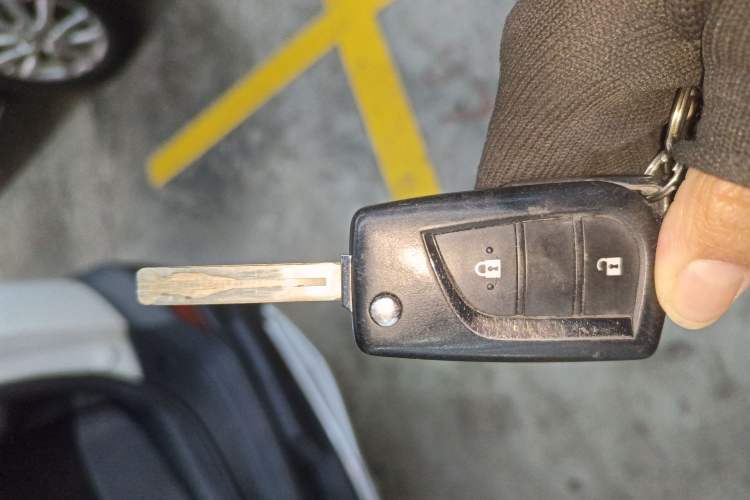 Used Toyota RAV4 2015 2.0L CVT Two-Wheel Drive Fashion Edition Vehicle Key