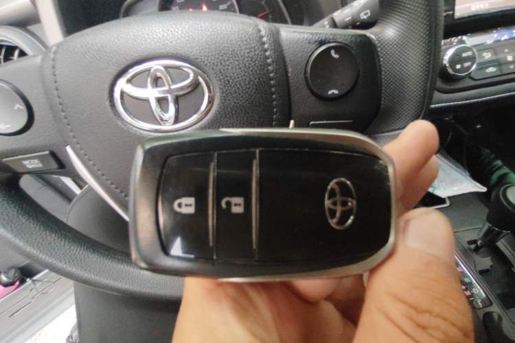 Used Toyota RAV4 2015 2.0L CVT Two-Wheel Drive Fashion Edition Vehicle Key
