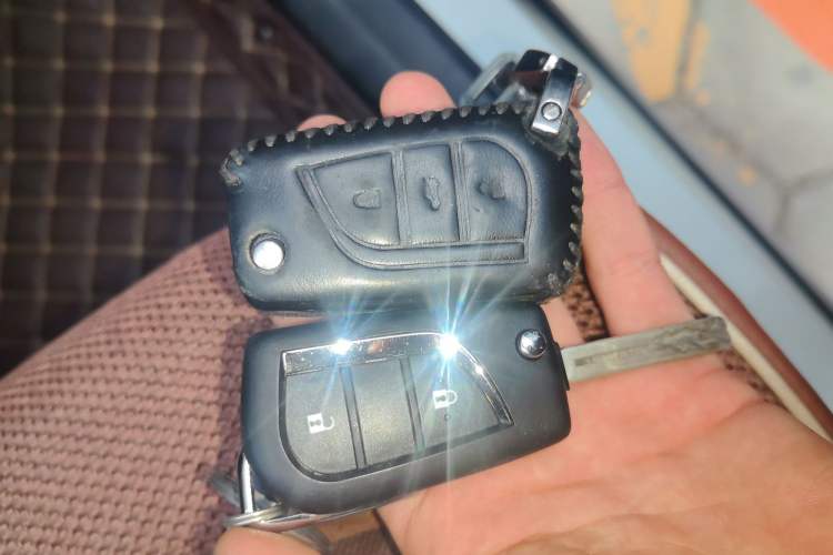 Used Toyota RAV4 2015 2.0L CVT Two-Wheel Drive Fashion Edition Vehicle Key