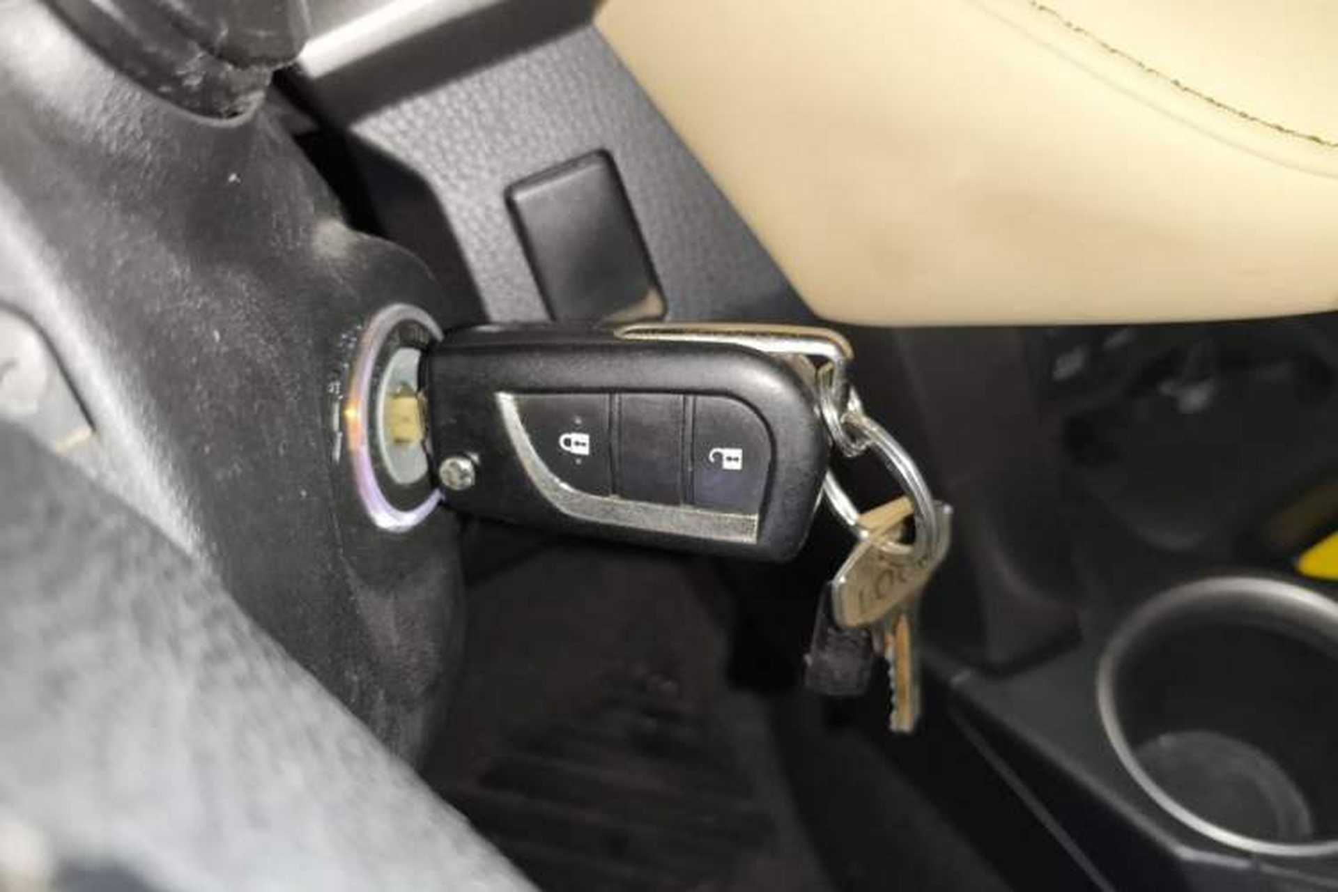 Used Toyota RAV4 2015 2.0L CVT Two-Wheel Drive Fashion Edition Vehicle Key