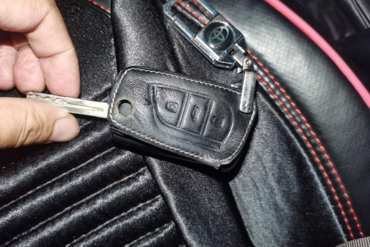 Used Toyota RAV4 2015 2.0L CVT Two-Wheel Drive Fashion Edition Vehicle Key