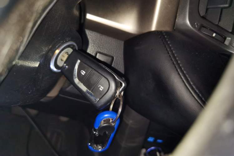 Used Toyota RAV4 2015 2.0L CVT Two-Wheel Drive Fashion Edition Vehicle Key