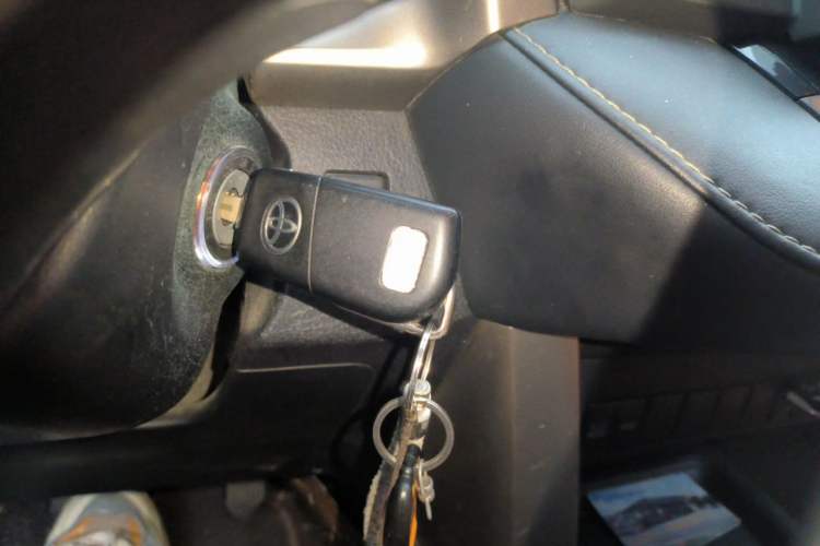 Used Toyota RAV4 2015 2.0L CVT Two-Wheel Drive Fashion Edition Vehicle Key