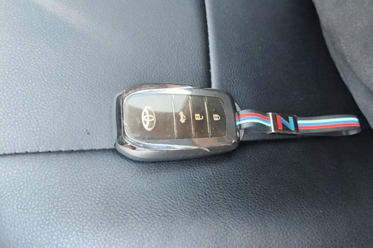 Used Toyota RAV4 2015 2.0L CVT Two-Wheel Drive Fashion Edition Vehicle Key